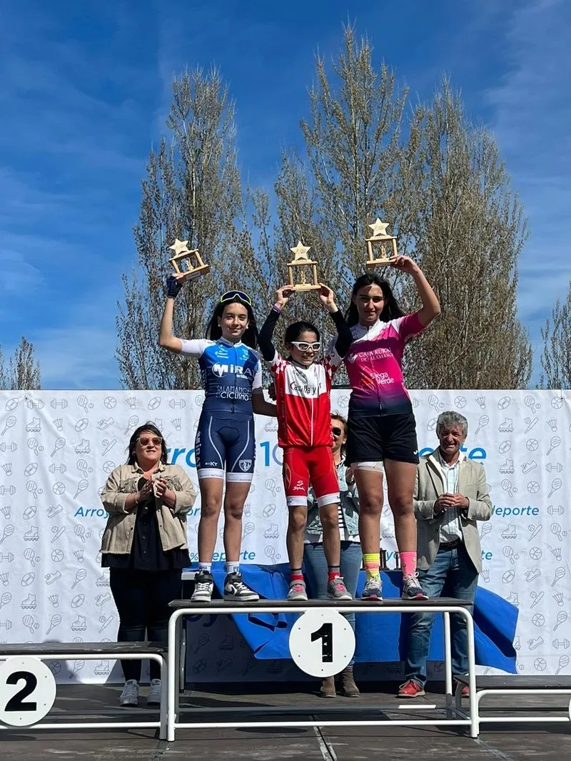 Ciclisas del Promesal en el homenaje de las Escuelas de Castilla y León a Estela Domínguez 