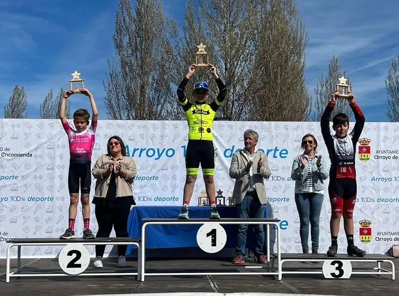 Ciclisas del Promesal en el homenaje de las Escuelas de Castilla y León a Estela Domínguez 