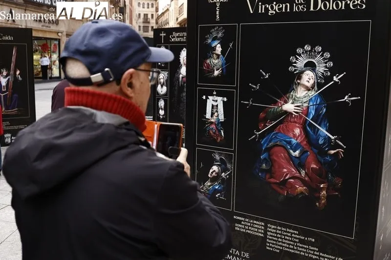 Exposición ‘Caras y cruces. Retratos de nuestra Semana Santa’ en la plaza del Liceo. Foto de David Sañudo
