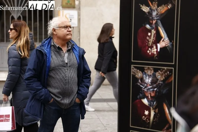 Exposición ‘Caras y cruces. Retratos de nuestra Semana Santa’ en la plaza del Liceo. Foto de David Sañudo