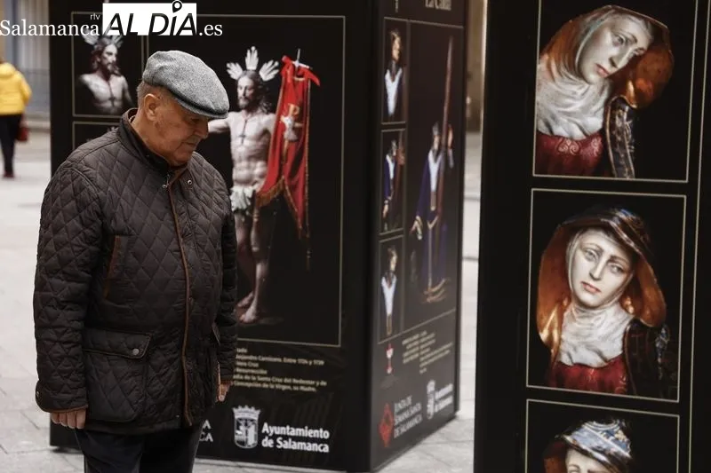 Exposición ‘Caras y cruces. Retratos de nuestra Semana Santa’ en la plaza del Liceo. Foto de David Sañudo