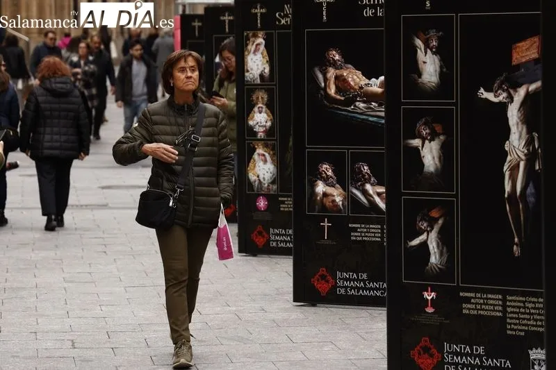 Exposición ‘Caras y cruces. Retratos de nuestra Semana Santa’ en la plaza del Liceo. Foto de David Sañudo