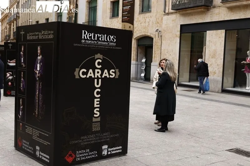 Exposición ‘Caras y cruces. Retratos de nuestra Semana Santa’ en la plaza del Liceo. Foto de David Sañudo