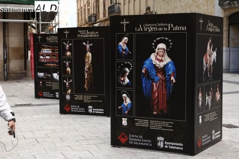 Exposición ‘Caras y cruces. Retratos de nuestra Semana Santa’ en la plaza del Liceo. Foto de David Sañudo