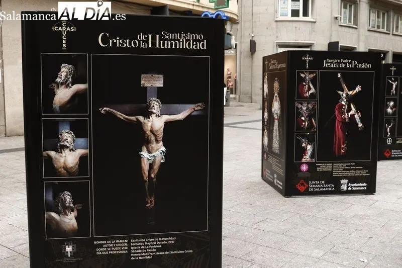 Exposición ‘Caras y cruces. Retratos de nuestra Semana Santa’ en la plaza del Liceo. Foto de David Sañudo