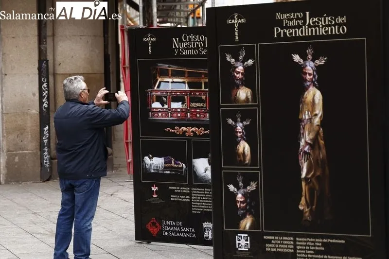 Exposición ‘Caras y cruces. Retratos de nuestra Semana Santa’ en la plaza del Liceo. Foto de David Sañudo