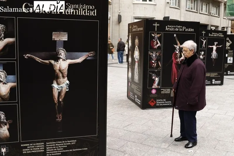 Exposición ‘Caras y cruces. Retratos de nuestra Semana Santa’ en la plaza del Liceo. Foto de David Sañudo