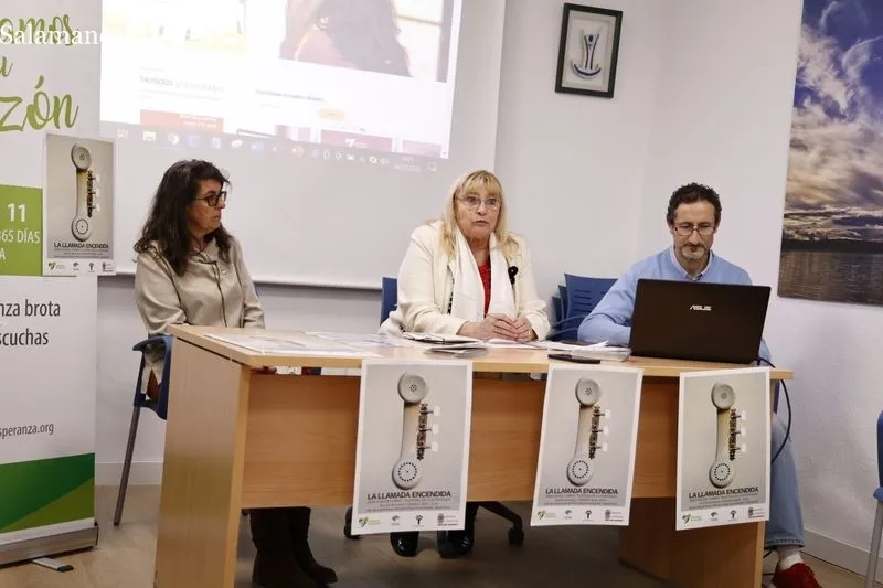 Presentación de la exposición creada por Jean Claude Cubino para el Teléfono de la Esperanza de Salamanca. Foto de David Sañudo
