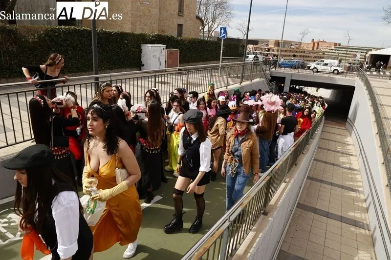 Desfile de las fiestas de la Facultad de Ciencias Sociales de la USAL en el Campus Unamuno. Foto de David Sañudo