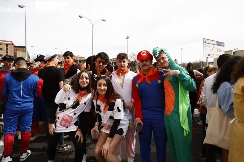 Desfile de las fiestas de la Facultad de Ciencias Sociales de la USAL en el Campus Unamuno. Foto de David Sañudo