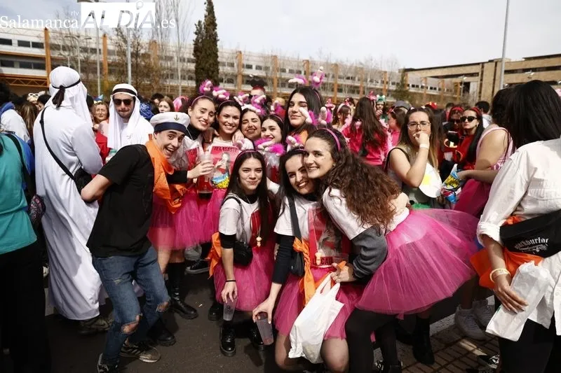 Desfile de las fiestas de la Facultad de Ciencias Sociales de la USAL en el Campus Unamuno. Foto de David Sañudo