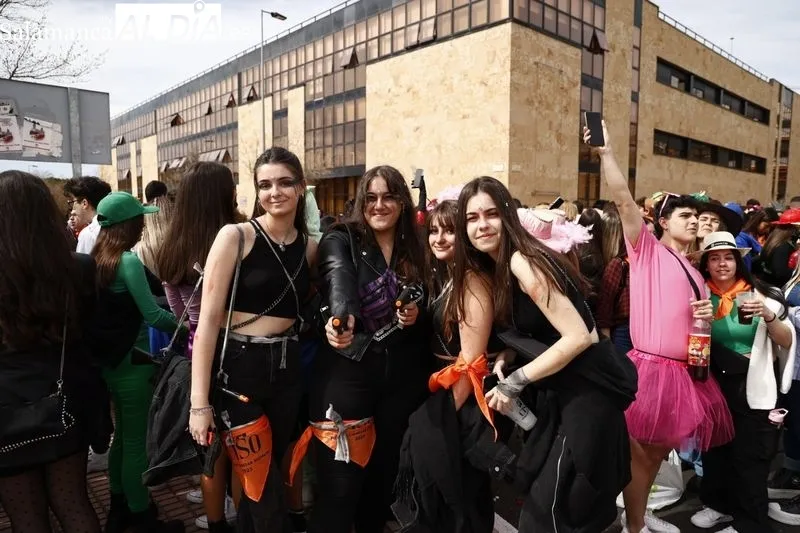 Desfile de las fiestas de la Facultad de Ciencias Sociales de la USAL en el Campus Unamuno. Foto de David Sañudo