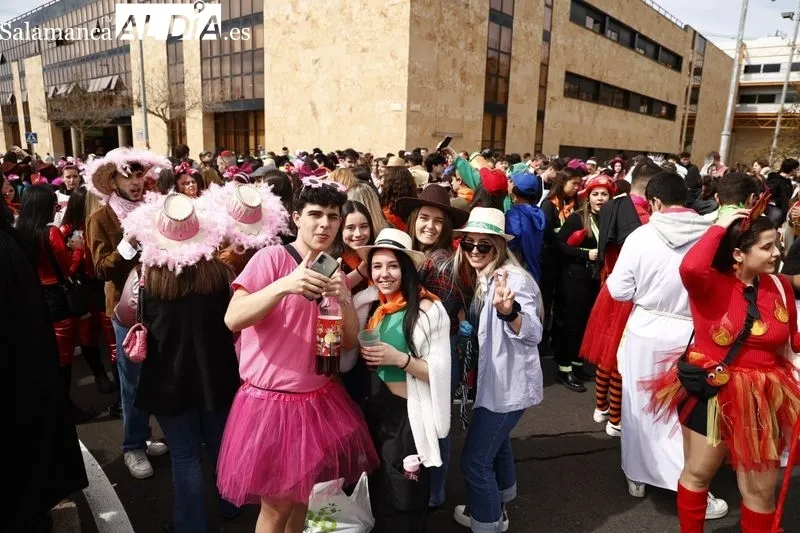 Desfile de las fiestas de la Facultad de Ciencias Sociales de la USAL en el Campus Unamuno. Foto de David Sañudo