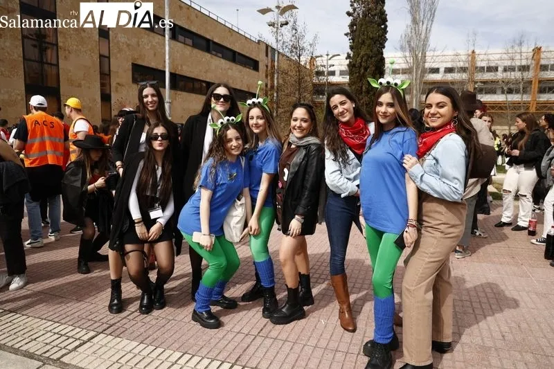 Desfile de las fiestas de la Facultad de Ciencias Sociales de la USAL en el Campus Unamuno. Foto de David Sañudo