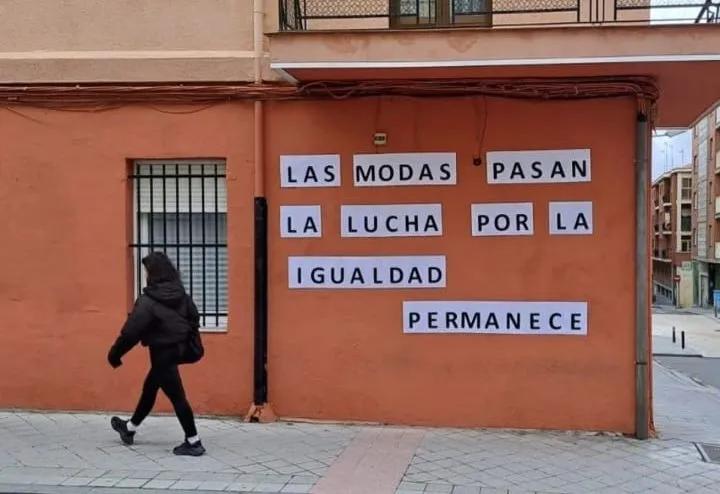 Una de las frases que se puede leer en el barrio del Oeste, con motivo del Día de la Mujer. Foto Asociación Vecinal Zoes