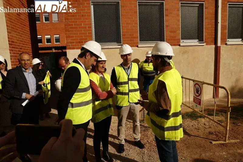 La consejera de Educación, Rocio Lucas, y el consejero de Medio Ambiente, Juan Carlos Suárez-Quiñones, visitan la renaturalización del patio del IES Francisco Salinas. Foto de David Sañudo