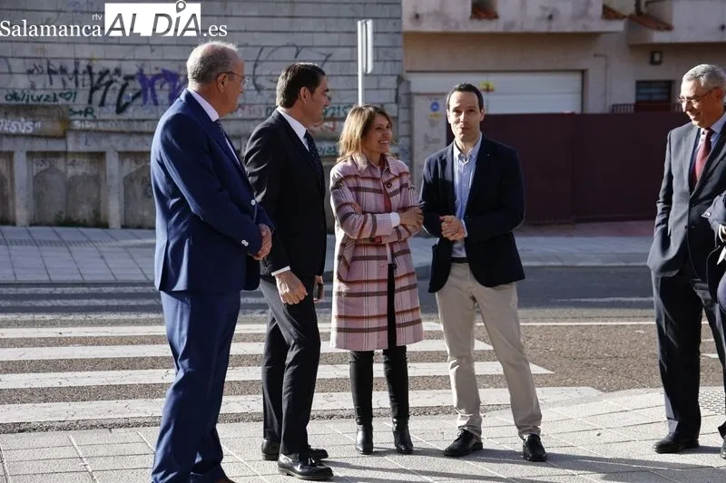 La consejera de Educación, Rocio Lucas, y el consejero de Medio Ambiente, Juan Carlos Suárez-Quiñones, visitan la renaturalización del patio del IES Francisco Salinas. Foto de David Sañudo
