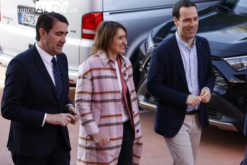 La consejera de Educación, Rocio Lucas, y el consejero de Medio Ambiente, Juan Carlos Suárez-Quiñones, visitan la renaturalización del patio del IES Francisco Salinas. Foto de David Sañudo