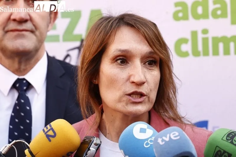 La consejera de Educación, Rocio Lucas, y el consejero de Medio Ambiente, Juan Carlos Suárez-Quiñones, visitan la renaturalización del patio del IES Francisco Salinas. Foto de David Sañudo