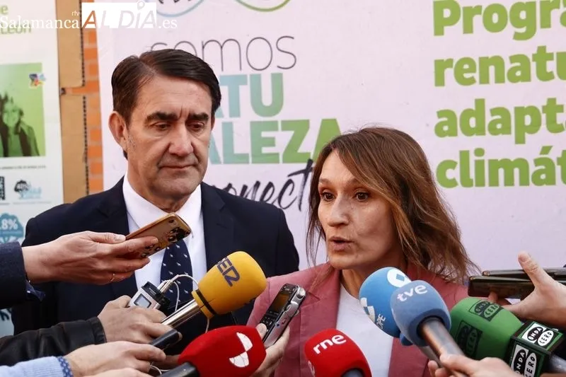 La consejera de Educación, Rocio Lucas, y el consejero de Medio Ambiente, Juan Carlos Suárez-Quiñones, visitan la renaturalización del patio del IES Francisco Salinas. Foto de David Sañudo