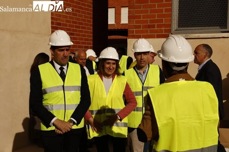 La consejera de Educación, Rocio Lucas, y el consejero de Medio Ambiente, Juan Carlos Suárez-Quiñones, visitan la renaturalización del patio del IES Francisco Salinas. Foto de David Sañudo