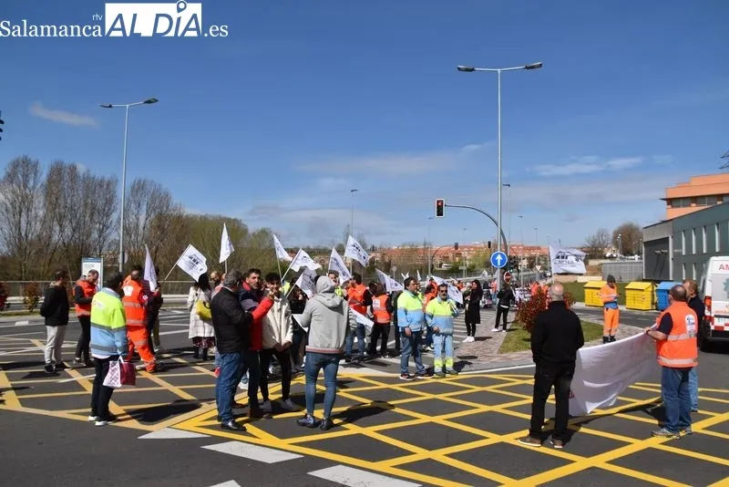 El Comité de Empresas de Ambulancias se concentra frente al Hospital: 