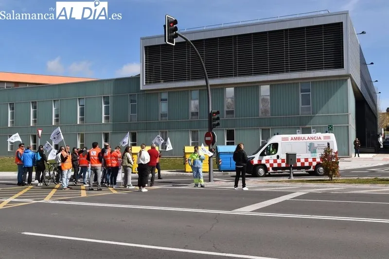 El Comité de Empresas de Ambulancias se concentra frente al Hospital: 