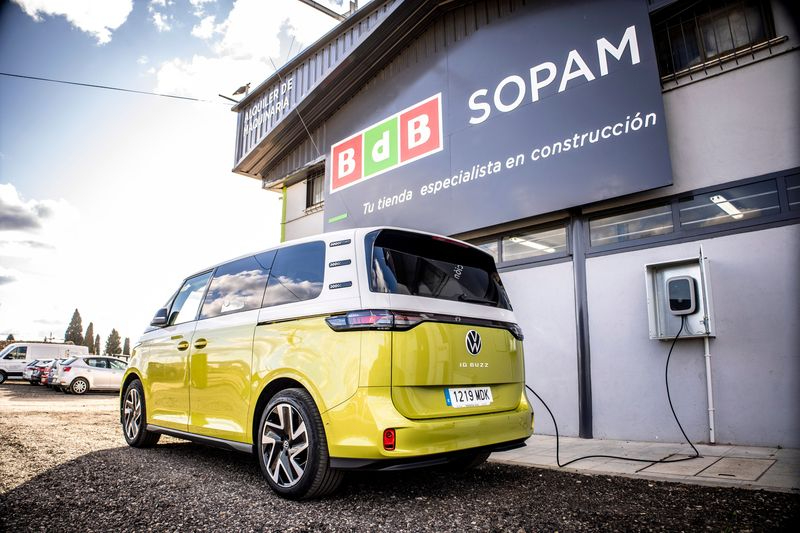 BdB SOPAM, apuesta por la sostenibilidad instalando un punto de recarga de  vehículos eléctricos - SALAMANCArtv AL DÍA - Noticias de Salamanca