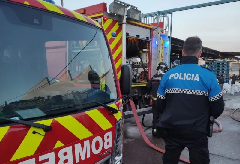 Despliegue de los Bomberos de la Diputación de Salamanca en este incendio en el Polígono El Inestal, en Peñaranda. Foto @PL_Bracamonte