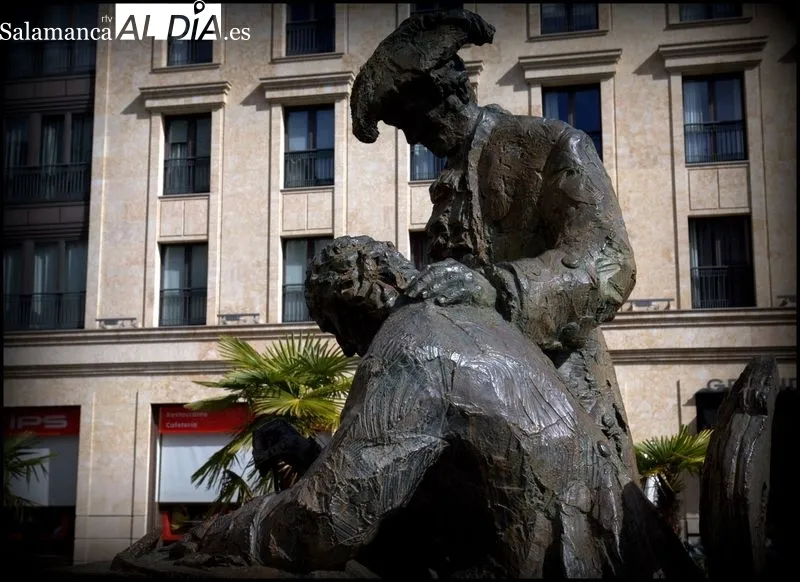 Monumento a Alberto Churriguera y al Conde Francos, en la plaza Poeta Iglesias, realizado por el escultor Fernando Mayoral. Foto de José Amador Martín