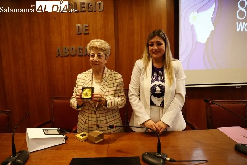 Araceli Mangas ha recibido este miércoles el Premio 'Beatriz Galindo' del Colegio de Abogados de Salamanca. Foto de David Sañudo