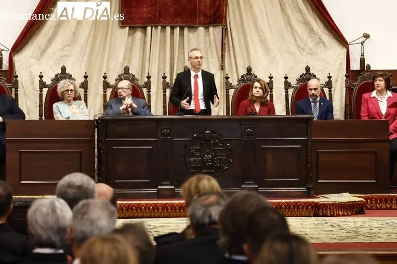Acto de entrega de la medalla de la USAL a las Fuerzas Armadas, Policía Nacional, Guardia Civil y Policía Local. Foto de David Sañudo