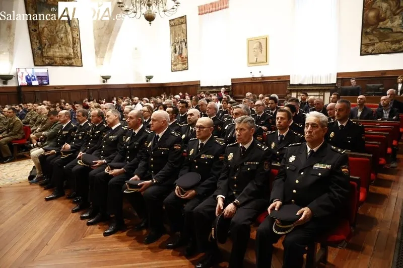 Acto de entrega de la medalla de la USAL a las Fuerzas Armadas, Policía Nacional, Guardia Civil y Policía Local. Foto de David Sañudo