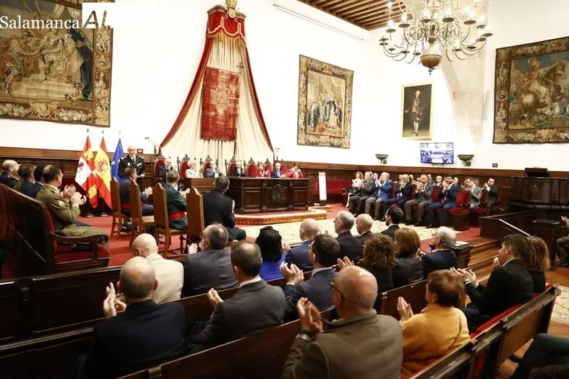 Acto de entrega de la medalla de la USAL a las Fuerzas Armadas, Policía Nacional, Guardia Civil y Policía Local. Foto de David Sañudo
