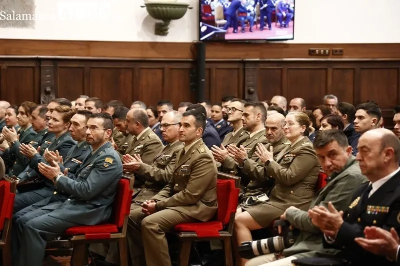 Acto de entrega de la medalla de la USAL a las Fuerzas Armadas, Policía Nacional, Guardia Civil y Policía Local. Foto de David Sañudo