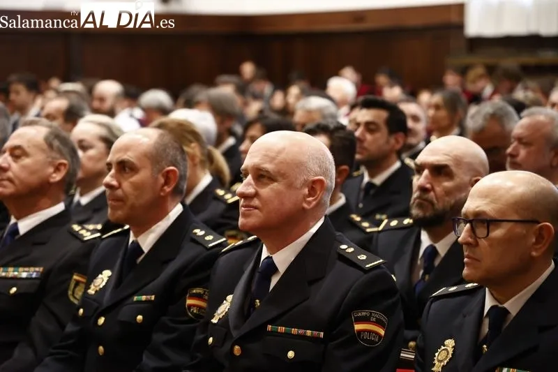 Acto de entrega de la medalla de la USAL a las Fuerzas Armadas, Policía Nacional, Guardia Civil y Policía Local. Foto de David Sañudo