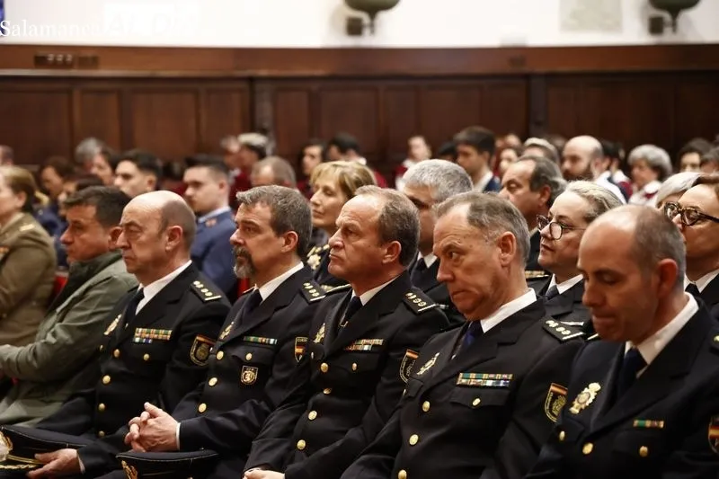 Acto de entrega de la medalla de la USAL a las Fuerzas Armadas, Policía Nacional, Guardia Civil y Policía Local. Foto de David Sañudo