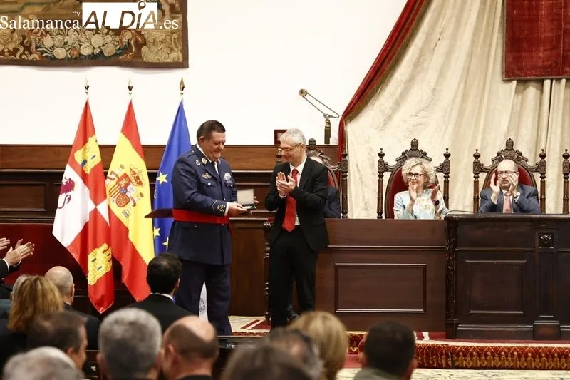Acto de entrega de la medalla de la USAL a las Fuerzas Armadas, Policía Nacional, Guardia Civil y Policía Local. Foto de David Sañudo