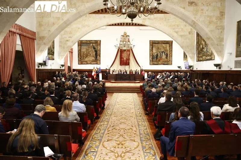 Acto de entrega de la medalla de la USAL a las Fuerzas Armadas, Policía Nacional, Guardia Civil y Policía Local. Foto de David Sañudo