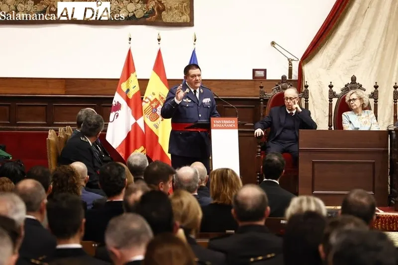 Acto de entrega de la medalla de la USAL a las Fuerzas Armadas, Policía Nacional, Guardia Civil y Policía Local. Foto de David Sañudo