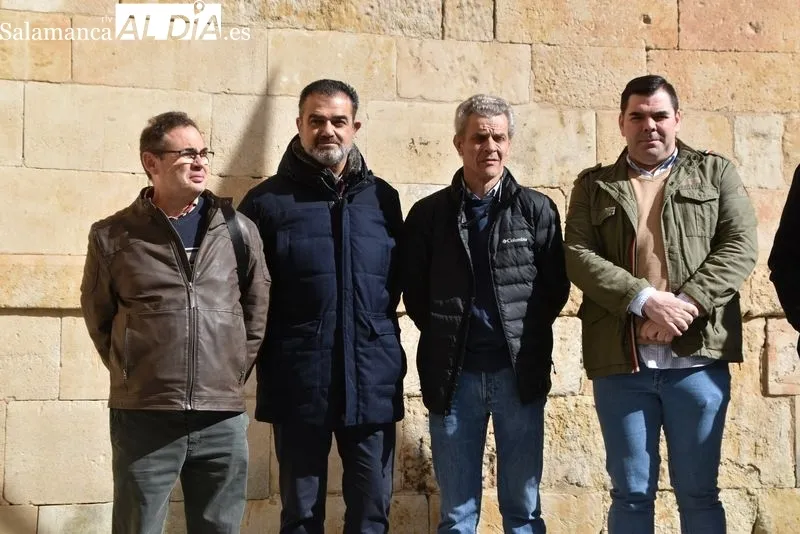 Inauguración de la escultura dedicada al ‘Cofrade’ en la plaza de San Benito. Foto de Vanesa Martins
