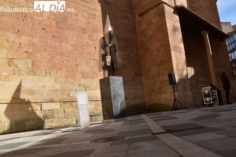 Inauguración de la escultura dedicada al ‘Cofrade’ en la plaza de San Benito. Foto de Vanesa Martins
