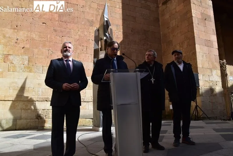 Inauguración de la escultura dedicada al ‘Cofrade’ en la plaza de San Benito. Foto de Vanesa Martins