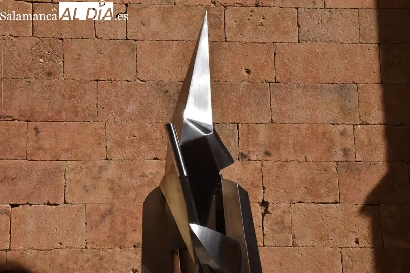 Inauguración de la escultura dedicada al ‘Cofrade’ en la plaza de San Benito. Foto de Vanesa Martins