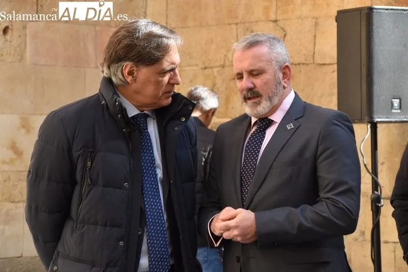 Inauguración de la escultura dedicada al ‘Cofrade’ en la plaza de San Benito. Foto de Vanesa Martins
