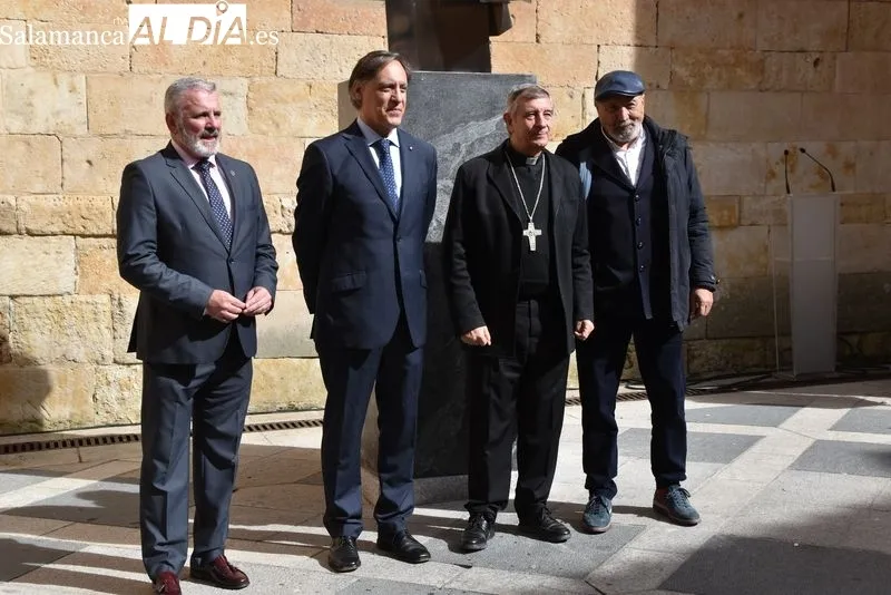 Inauguración de la escultura dedicada al ‘Cofrade’ en la plaza de San Benito. Foto de Vanesa Martins