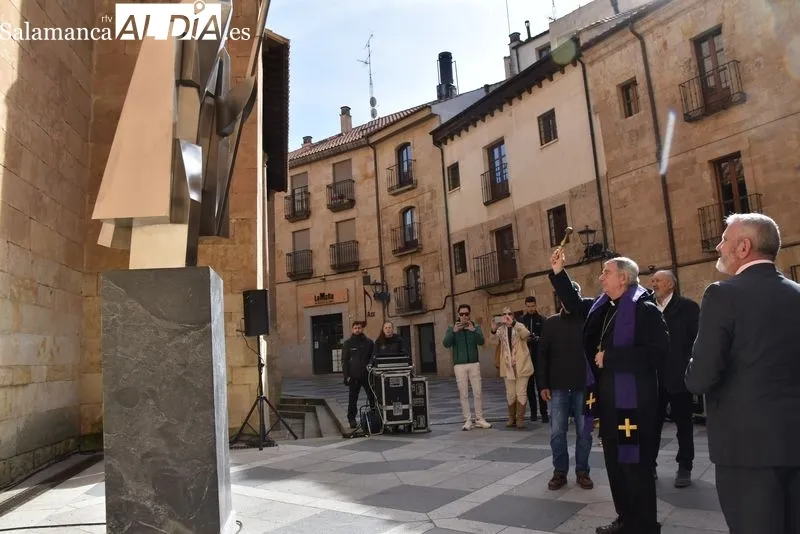 Inauguración de la escultura dedicada al ‘Cofrade’ en la plaza de San Benito. Foto de Vanesa Martins