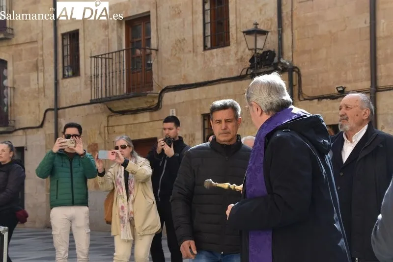 Inauguración de la escultura dedicada al ‘Cofrade’ en la plaza de San Benito. Foto de Vanesa Martins