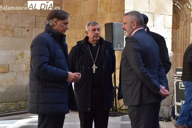 Inauguración de la escultura dedicada al ‘Cofrade’ en la plaza de San Benito. Foto de Vanesa Martins