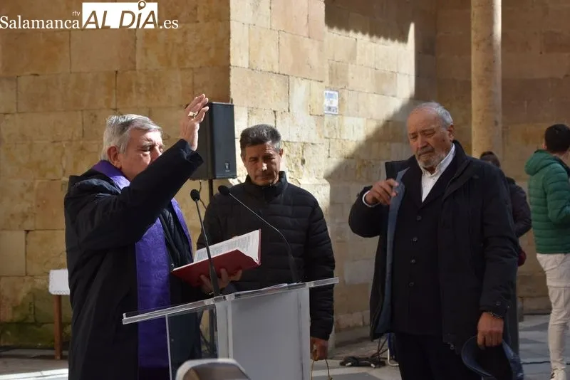 Inauguración de la escultura dedicada al ‘Cofrade’ en la plaza de San Benito. Foto de Vanesa Martins